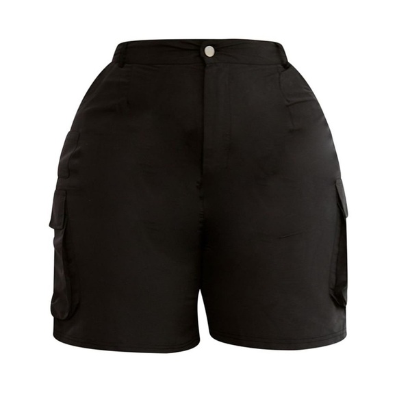 Pretty Little Thing Plus Black Pocket Front Cargo Shorts in size 30 - Picture 1 of 6